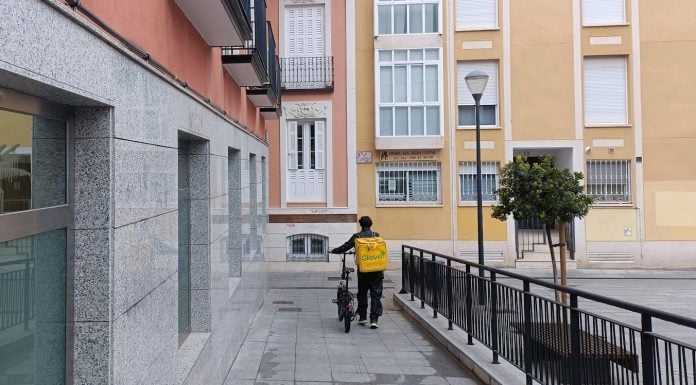 Repartidor de Glovo en Guadalajara en marzo de 2024. (Foto: La Crónic@)