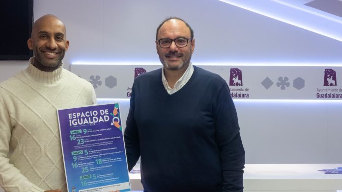 Roberto Narro y Armengol Engonga, concejales del Ayuntamiento de Guadalajara, en abril de 2024.