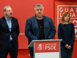 El alcalde y la concejala del PSOE de Matarrubia en rueda de prensa, junto con Eusebio Robles.