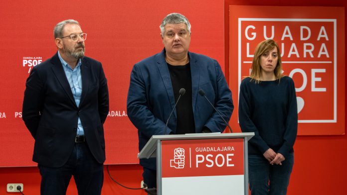 El alcalde y la concejala del PSOE de Matarrubia en rueda de prensa, junto con Eusebio Robles.