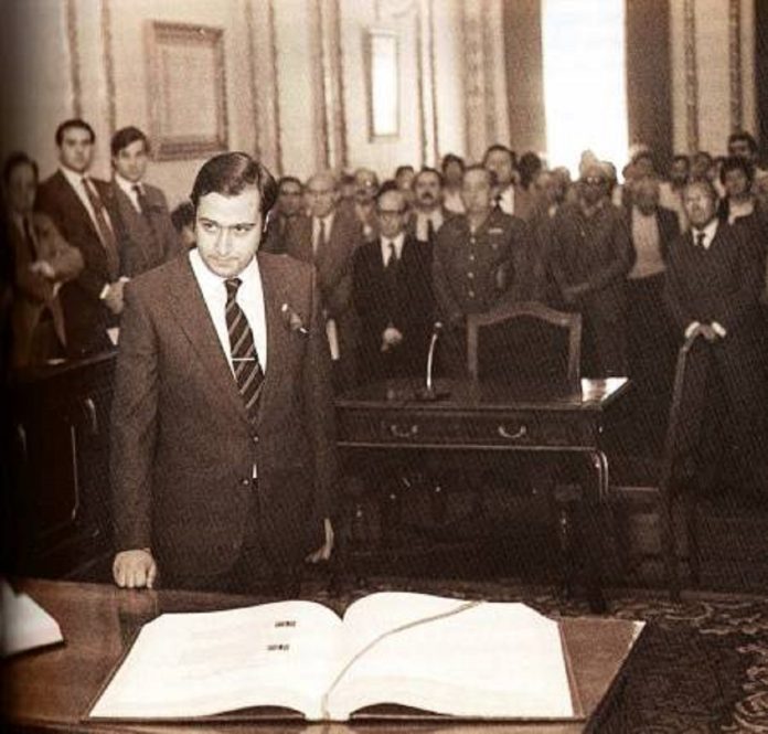 Toma de posesión de Francisco Javier Irízar Ortega como alcalde de Guadalajara, en 1979. Era el primero elegido democráticamente en la ciudad desde antes de la guerra civil.