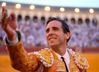 Juan Ortega en su vuelta al ruedo de la Maestranza tras la faena al último de la tarde el 15 de abril de 2024. (Foto: Joaquín Corchero / EP)