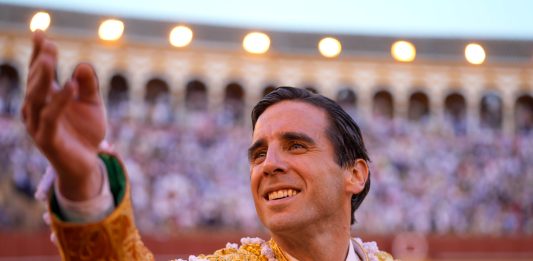 Juan Ortega y Víctor Hernández rivalizan este Sábado Santos, gratis, en la «tele» Juan Ortega en su vuelta al ruedo de la Maestranza tras la faena al último de la tarde el 15 de abril de 2024. (Foto: Joaquín Corchero / EP)