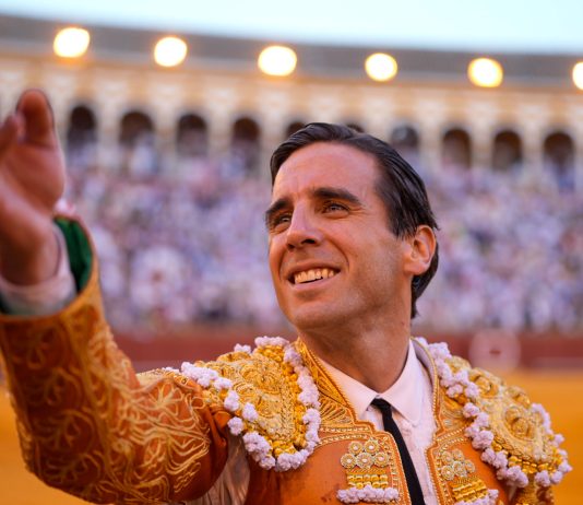 Juan Ortega en su vuelta al ruedo de la Maestranza tras la faena al último de la tarde el 15 de abril de 2024. (Foto: Joaquín Corchero / EP)