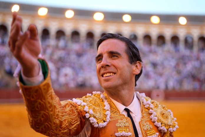 Juan Ortega en su vuelta al ruedo de la Maestranza tras la faena al último de la tarde el 15 de abril de 2024. (Foto: Joaquín Corchero / EP)