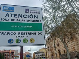 El Palacio del Infantado tiene compañía desde este 1 de abril de 2024: el letrero que anuncia la Zona de Bajas Emisiones de Guadalajara también desde ese punto. (Foto: La Crónic@)