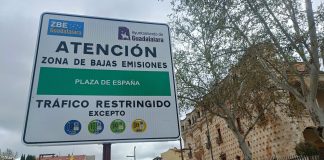 El Palacio del Infantado tiene compañía desde este 1 de abril de 2024: el letrero que anuncia la Zona de Bajas Emisiones de Guadalajara también desde ese punto. (Foto: La Crónic@)