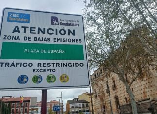 El Palacio del Infantado tiene compañía desde este 1 de abril de 2024: el letrero que anuncia la Zona de Bajas Emisiones de Guadalajara también desde ese punto. (Foto: La Crónic@)