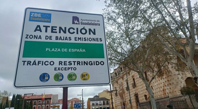 El Palacio del Infantado tiene compañía desde este 1 de abril de 2024: el letrero que anuncia la Zona de Bajas Emisiones de Guadalajara también desde ese punto. (Foto: La Crónic@)