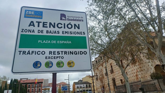El Palacio del Infantado tiene compañía desde este 1 de abril de 2024: el letrero que anuncia la Zona de Bajas Emisiones de Guadalajara también desde ese punto. (Foto: La Crónic@)