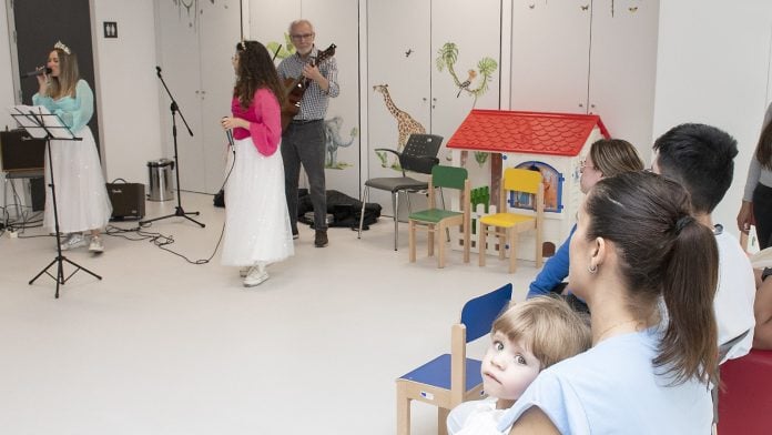 Música para niños ingresados en el Hospital de Guadalajara. (Foto: Sescam)