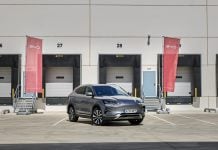 Un vehículo eléctrico de BYD frente a las dársenas de sus nuevos almacenes en Guadalajara, de la mano de Alibaba.