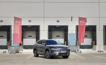 Un vehículo eléctrico de BYD frente a las dársenas de sus nuevos almacenes en Guadalajara, de la mano de Alibaba.