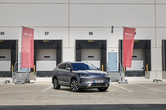 Un vehículo eléctrico de BYD frente a las dársenas de sus nuevos almacenes en Guadalajara, de la mano de Alibaba.