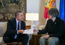 Page y la consejera de Desarrollo Sostenible, con el documento sobre el Trasvase Tajo-Segura que ha remitido Castilla-La Mancha al Ministerio de Teresa Ribera.