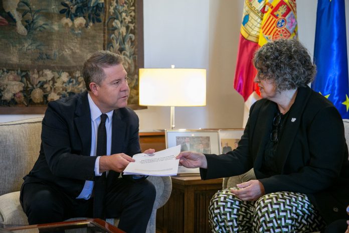 Page y la consejera de Desarrollo Sostenible, con el documento sobre el Trasvase Tajo-Segura que ha remitido Castilla-La Mancha al Ministerio de Teresa Ribera.