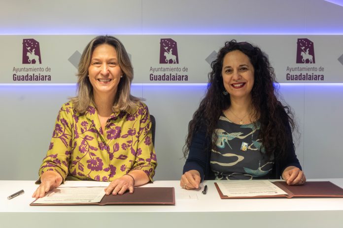 La alcaldesa de Guadalajara, Ana Guarinos, ha firmado esta mañana, acompañado por el primer teniente de alcalde y concejal de Cultura, Javier Toquero, el convenio de colaboración con el Seminario de Literatura Infantil y Juvenil (SLIJ).