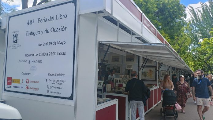 Vista parcial de la Feria del Libro Antiguo y de Ocasión de Madrid, en mayo de 2024. (Foto: La Crónic@)