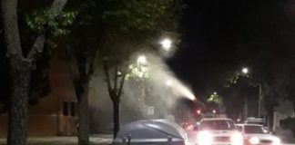 Momento de la fumigación contra los mosquitos, a cañonazo limpio, en una conocida calle de Guadalajara. (Foto: Ayuntamiento de Guadalajara)