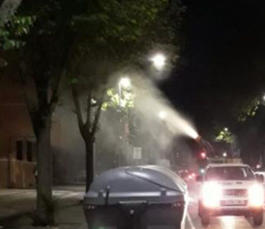 Momento de la fumigación contra los mosquitos, a cañonazo limpio, en una conocida calle de Guadalajara. (Foto: Ayuntamiento de Guadalajara)