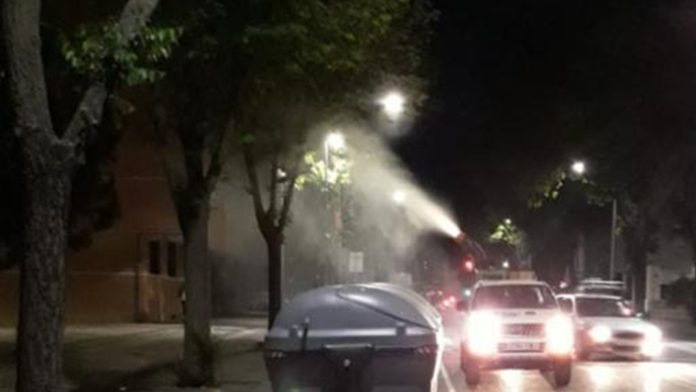 Momento de la fumigación contra los mosquitos, a cañonazo limpio, en una conocida calle de Guadalajara. (Foto: Ayuntamiento de Guadalajara)