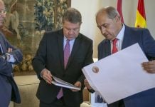 Irízar sigue Irízar ha entregado en Fuensalida la memoria del Consejo Consultivo de Castilla-La Mancha, que el abogado alcarreño preside.