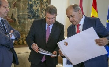 Irízar sigue Irízar ha entregado en Fuensalida la memoria del Consejo Consultivo de Castilla-La Mancha, que el abogado alcarreño preside.