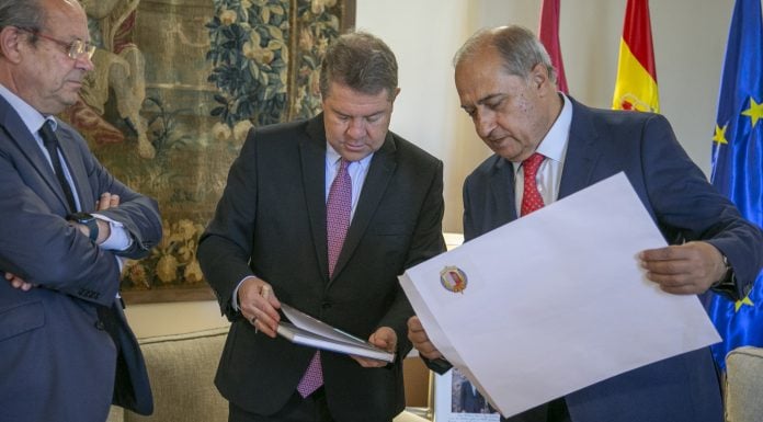 Irízar sigue Irízar ha entregado en Fuensalida la memoria del Consejo Consultivo de Castilla-La Mancha, que el abogado alcarreño preside.