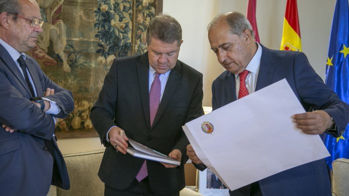 Irízar ha entregado en Fuensalida la memoria del Consejo Consultivo de Castilla-La Mancha, que el abogado alcarreño preside.