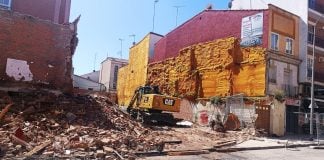 Trabajos de demolición de una casa en La Carrera el 11 de mayo de 2024. (Foto: La Crónic@)