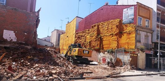 Trabajos de demolición de una casa en La Carrera el 11 de mayo de 2024. (Foto: La Crónic@)