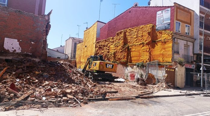 Trabajos de demolición de una casa en La Carrera el 11 de mayo de 2024. (Foto: La Crónic@)