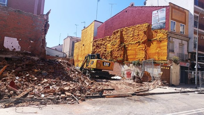 Trabajos de demolición de una casa en La Carrera el 11 de mayo de 2024. (Foto: La Crónic@)