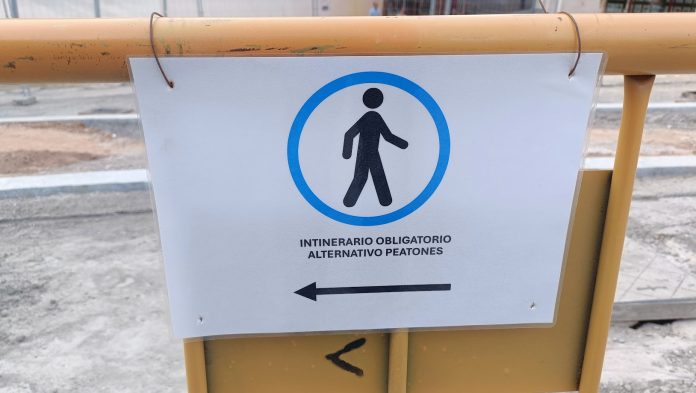 Letrero de una obra de Guadalajara al que hace alusión El Paseante. (Foto: La Crónic@)