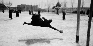 Ramón Masats, recientemente fallecido, está presente en la muestra con alguna de sus más conocidas fotografías.