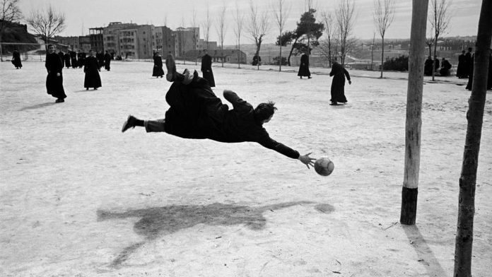 Ramón Masats, recientemente fallecido, está presente en la muestra con alguna de sus más conocidas fotografías.
