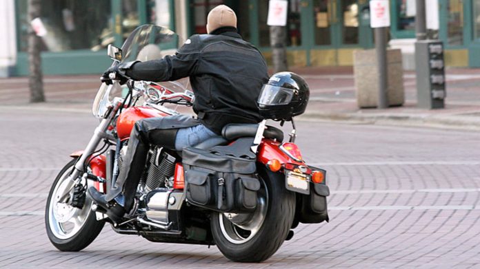 No es fácil cruzarse un motociclista sin casco. Menos aún, tras recorrer 135 por la A-2 y en condiciones complicadas.