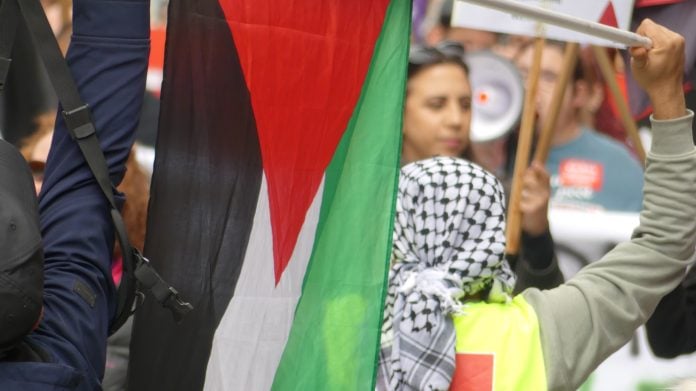 Bandera palestina en el Primero de Mayo de2024 en Guadalajara. (Foto: La Crónic@)