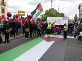 Banderas de Palestina en el Primero de Mayo de 2024 en Guadalajara. (Foto: La Crónic@)