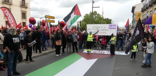 Un artista palestino estará becado en Fuentes de la Alcarria Banderas de Palestina en el Primero de Mayo de 2024 en Guadalajara. (Foto: La Crónic@)