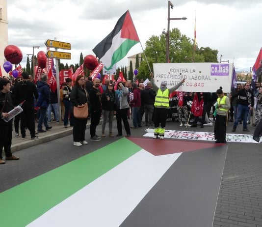 Banderas de Palestina en el Primero de Mayo de 2024 en Guadalajara. (Foto: La Crónic@)
