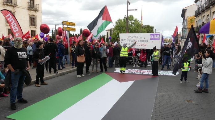 Banderas de Palestina en el Primero de Mayo de 2024 en Guadalajara. (Foto: La Crónic@)