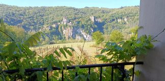 Saint-Cirq-Lapopie desde la distancia, en el día de la Ascensión de 2024. (Foto: La Crónic@)
