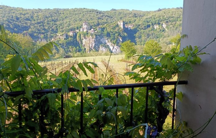 Saint-Cirq-Lapopie desde la distancia, en el día de la Ascensión de 2024. (Foto: La Crónic@)