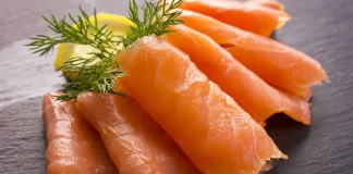 Alerta sobre 15 marcas de salmón ahumado por presencia de listeria Ejemplo de salmón ahumado, presentado para consumir.