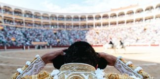 Hasta tres veces tuvo que calarse Víctor Hernández la montera en la corrida de la confirmación de alternativa en Las Ventas. Esfuerzo baldío el de esa tarde. Pero su cartel sigue en ascenso imparable en la plaza más importante del mundo. (Foto: Plaza 1)