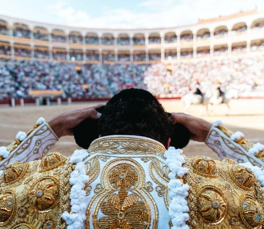 Hasta tres veces tuvo que calarse Víctor Hernández la montera en la corrida de la confirmación de alternativa en Las Ventas. Esfuerzo baldío el de esa tarde. Pero su cartel sigue en ascenso imparable en la plaza más importante del mundo. (Foto: Plaza 1)