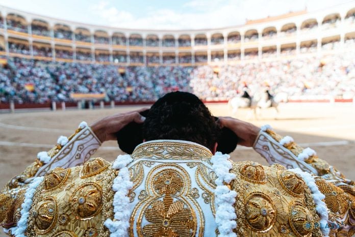 Hasta tres veces tuvo que calarse Víctor Hernández la montera en la corrida de la confirmación de alternativa en Las Ventas. Esfuerzo baldío el de esa tarde. Pero su cartel sigue en ascenso imparable en la plaza más importante del mundo. (Foto: Plaza 1)