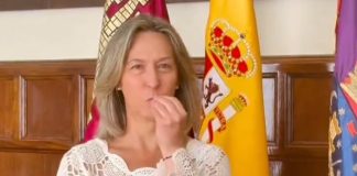 Ana Guarinos, en un momento de su curioso vídeo.