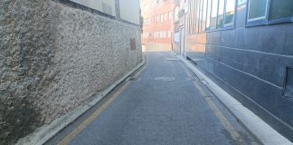 Calle Matadero, sin aceras por su estrechez. (Foto: La Crónic@)